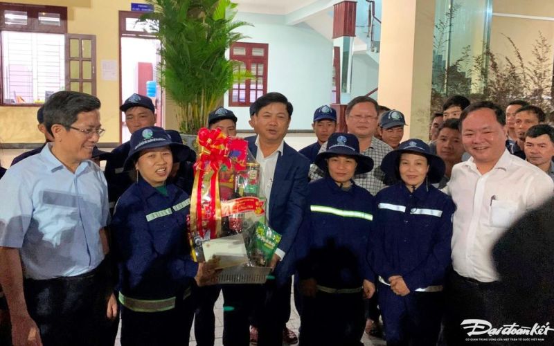 Bí thư Tỉnh ủy Quảng Nam thăm, tặng quà cho công nhân môi trường đô thị