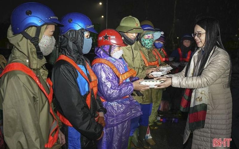 Động viên công nhân môi trường làm việc trong đêm rét ở TP Hà Tĩnh
