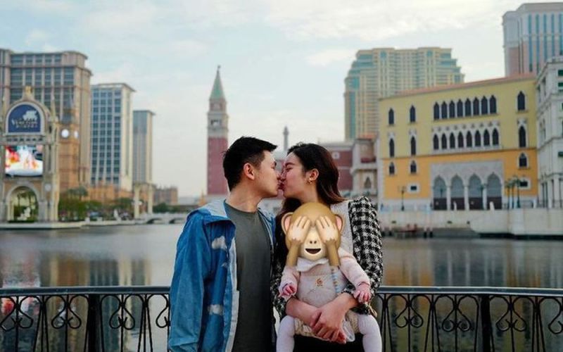 Khung hình hiếm hoi của Đỗ Mỹ Linh bên cạnh chồng thiếu gia và con gái khiến netizen 'bấn loạn'