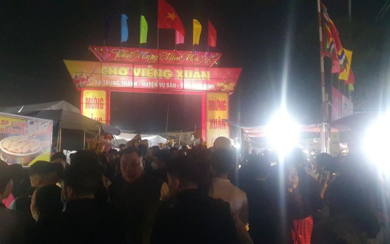 00h 'biển' người ùn ùn kéo về chợ Viềng mọi ngả đường kín chỗ