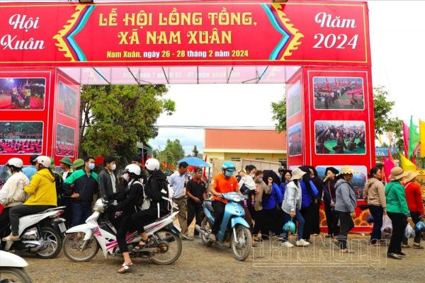 1.000 người tham gia Lễ hội Lồng tồng ở xã Nam Xuân