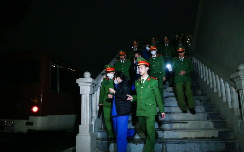 2 cựu bộ trưởng Nguyễn Thanh Long và Chu Ngọc Anh rời tòa kết thúc ngày đầu xét xử