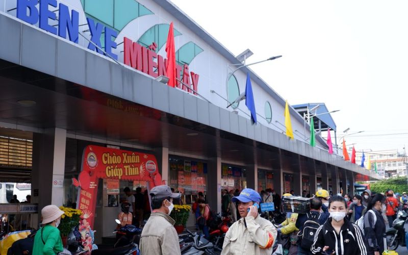 28 tháng Chạp, bến xe Miền Tây đông kín người về quê đón Tết