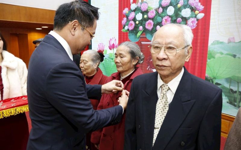 379 đảng viên quận Hà Đông được trao Huy hiệu Đảng