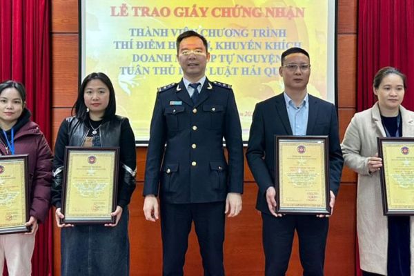 4 doanh nghiệp được trao giấy chứng nhận tự nguyện tuân thủ pháp luật hải quan