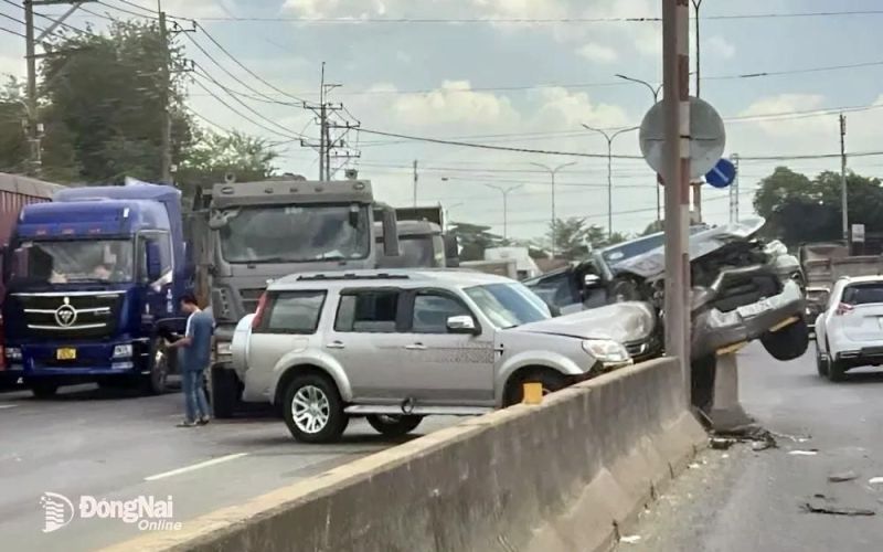 4 ô tô va chạm liên hoàn trên quốc lộ 51