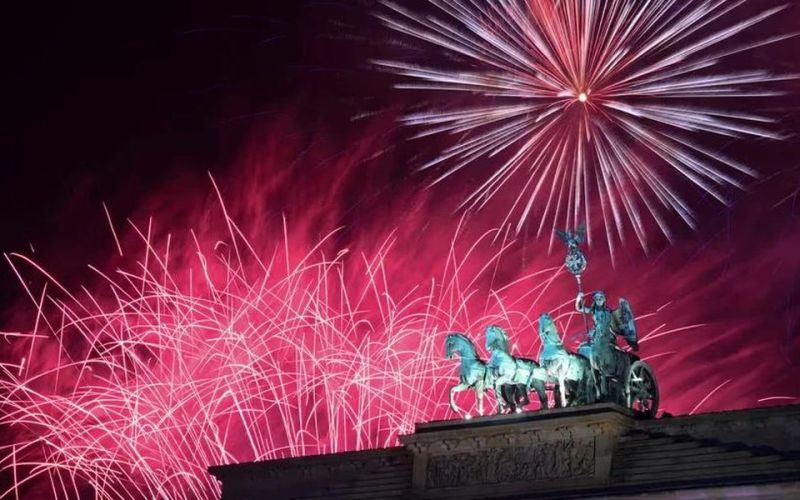 Ảnh, video: Châu Âu, Trung Đông, châu Phi rực rỡ pháo hoa đón chào năm mới 2024