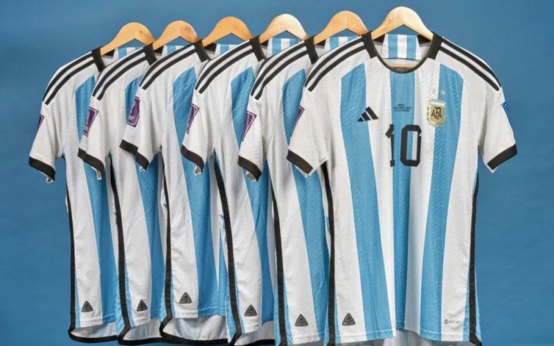 Bán 6 chiếc áo giá 7,8 triệu USD và nghĩa cử đẹp của Messi