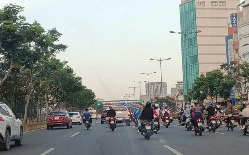 Bạn đọc đề nghị xử phạt nặng các trường hợp xe máy lấn làn trên đường Phạm Văn Đồng