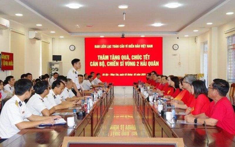 Ban liên lạc toàn cầu vì biển, đảo Việt Nam thăm, chúc Tết Vùng 2 Hải quân
