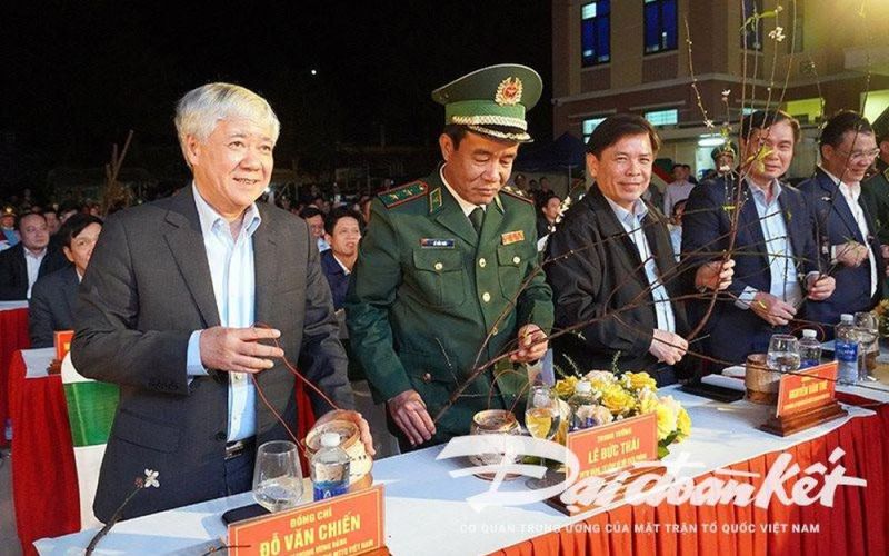 BẢN TIN MẶT TRẬN: Chủ tịch Đỗ Văn Chiến dự chương trình 'Xuân Biên phòng - Ấm lòng dân bản'