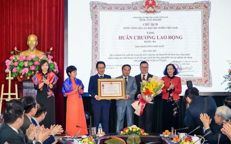 Báo Nhân Dân cuối tuần đón nhận Huân chương Lao động hạng Ba