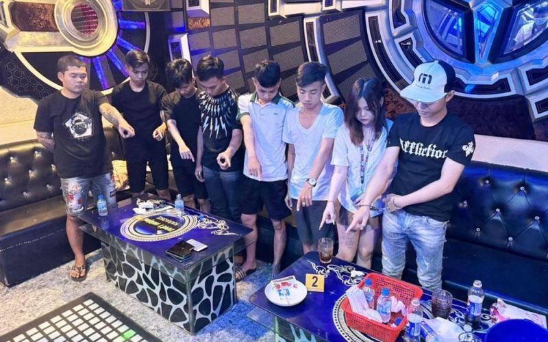 Bắt 2 đối tượng tàng trữ, mua bán trái phép ma túy cho các đối tượng sử dụng trong quán karaoke