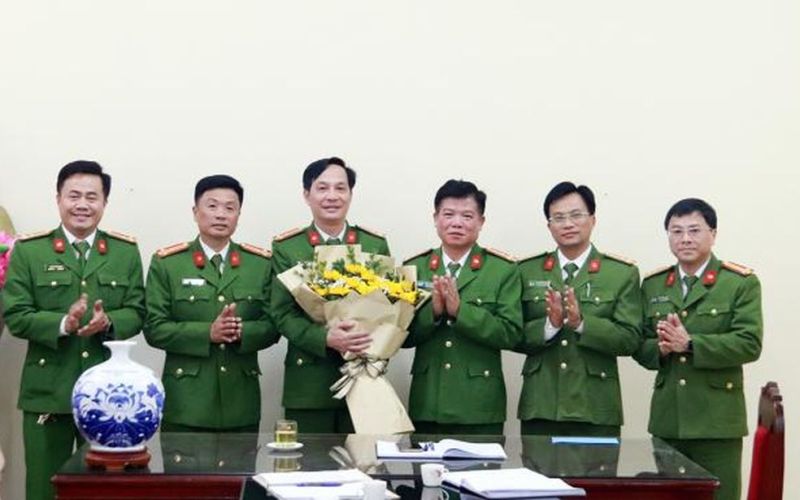 Bắt 3 đối tượng, thu giữ 2 bánh heroin và 1 khẩu súng K59