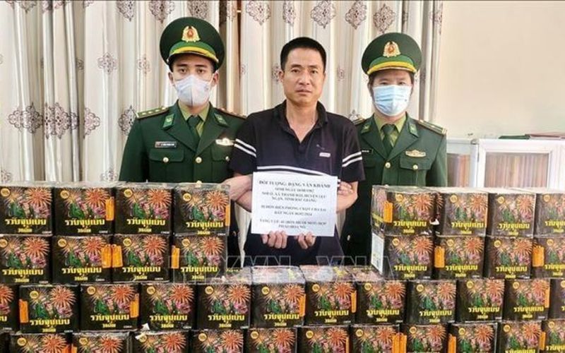 Bắt đối tượng vận chuyển trái phép hơn 40 hộp pháo hoa