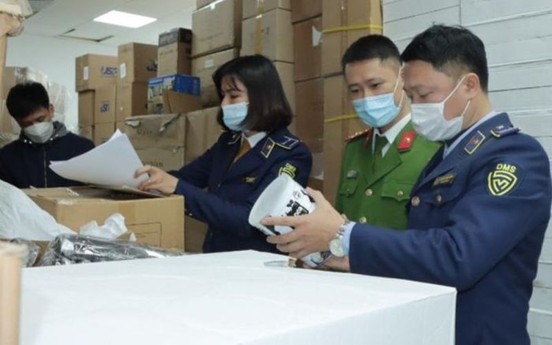 Bất ngờ kiểm tra kho hàng của 'hot girl' livestream chốt hàng nghìn đơn mỗi ngày