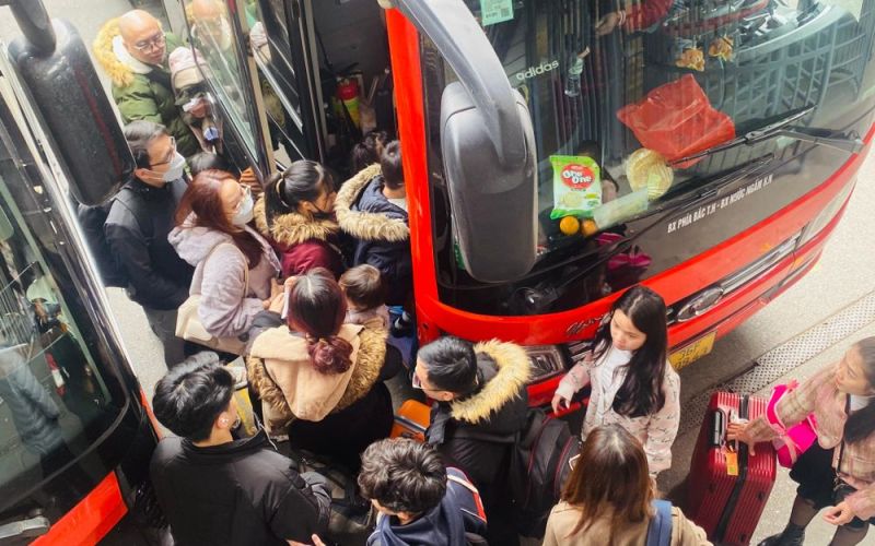 Bến xe ở Hà Nội nhộn nhịp trong ngày đầu năm mới