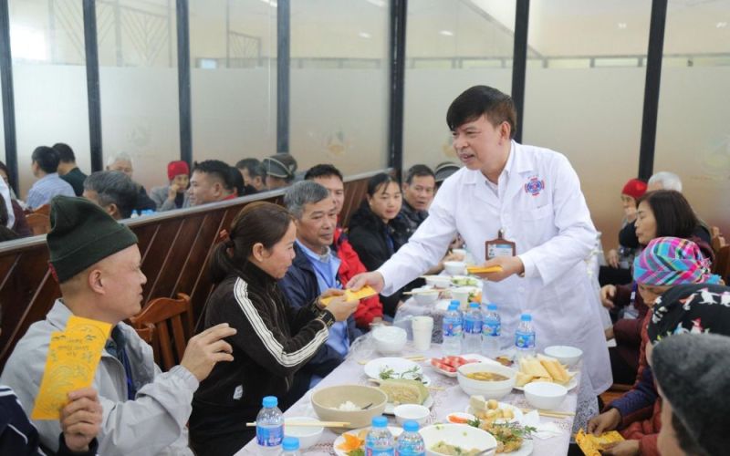 Bệnh nhân ung thư về quê đón Tết trên chuyến xe yêu thương