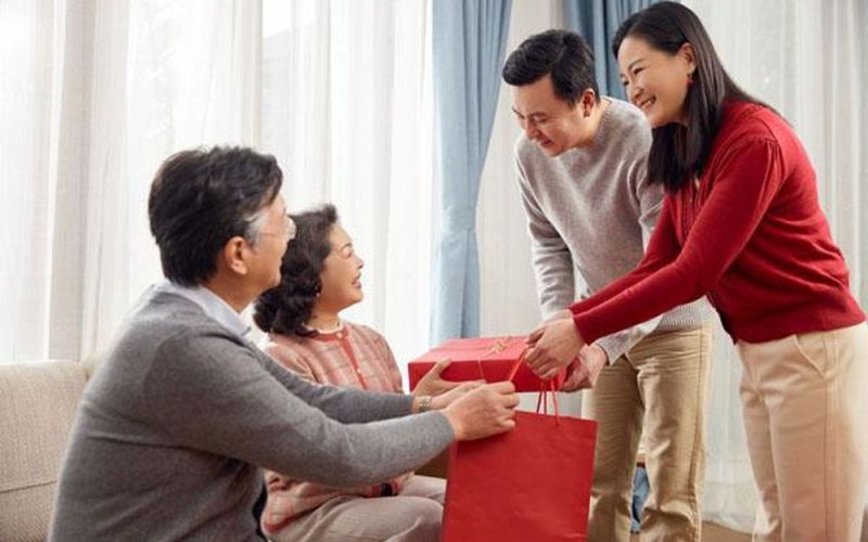 Bí mật sau món quà Tết nhờ chồng mua tặng bố mẹ vợ khiến người phụ nữ nghĩ đến việc ly hôn