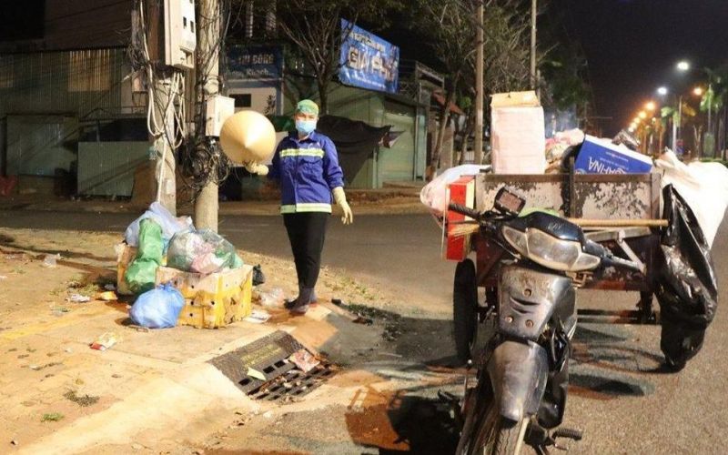 Bình Phước: Cận Tết, công nhân môi trường căng mình thu gom rác