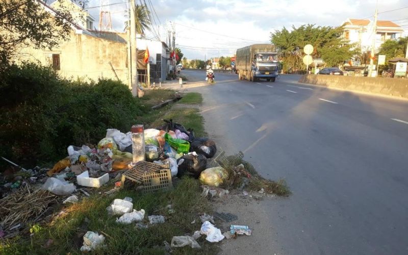 Bỏ rác bừa bãi bên đường