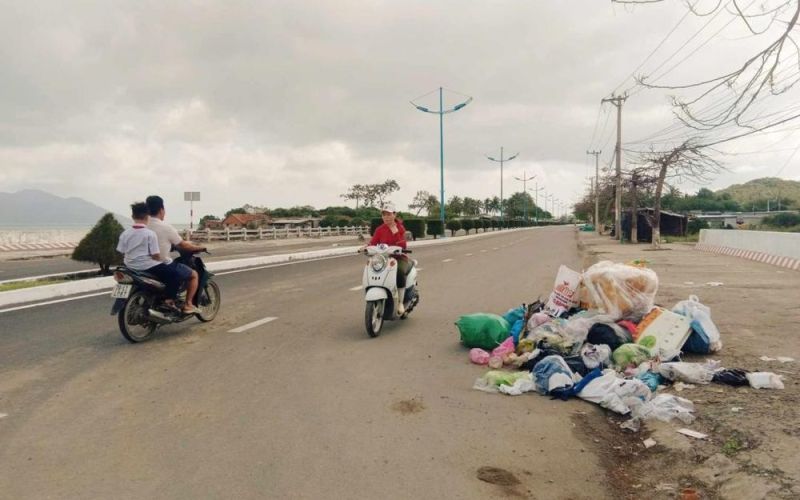 Bỏ rác bừa bãi ra đường