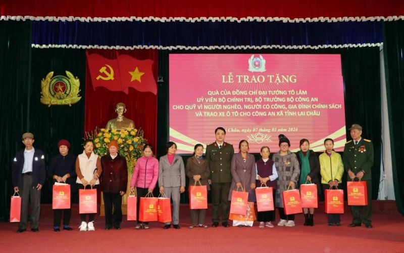 Bộ trưởng Bộ Công an tặng quà người nghèo, gia đình chính sách ở Lai Châu