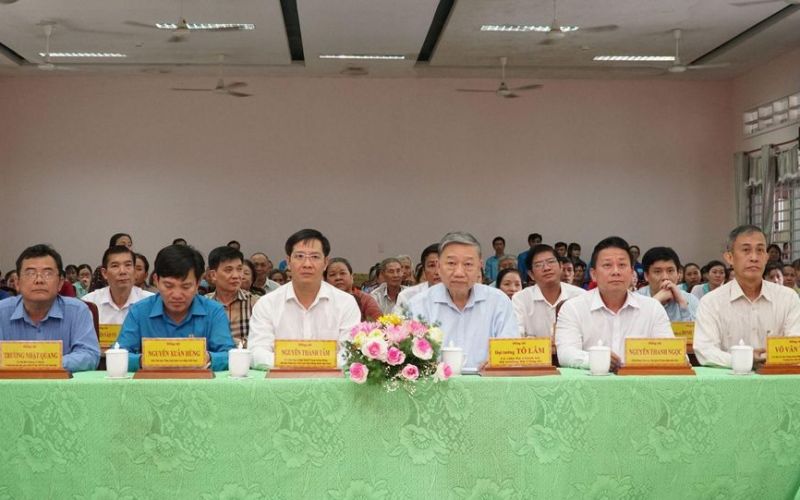 Bộ Trưởng Bộ Công an thăm, tặng quà tết cho người nghèo, công nhân lao động