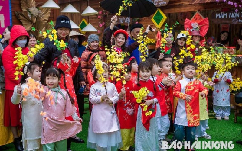 Các bé Trường Mầm non thị trấn Gia Lộc thích thú trải nghiệm không khí Tết xưa