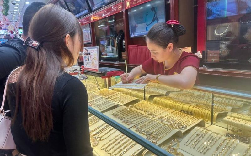 Cận ngày vía Thần tài: Cơ sở lớn 'hút' khách, độ vênh giá vàng vẫn cao