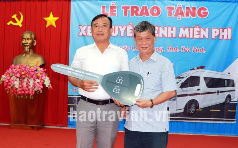 Càng Long tiếp nhận xe cứu thương miễn phí
