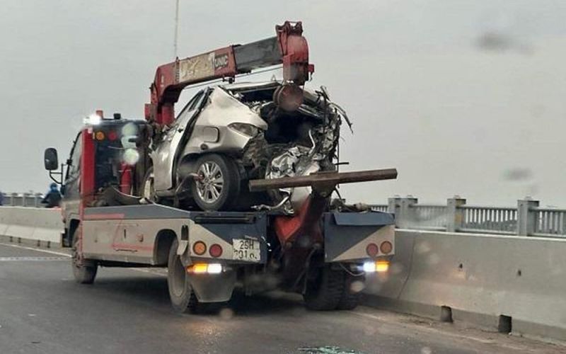 Cập nhật tình trạng 2 lái xe trong vụ ô tô biến dạng trên cầu Vĩnh Tuy