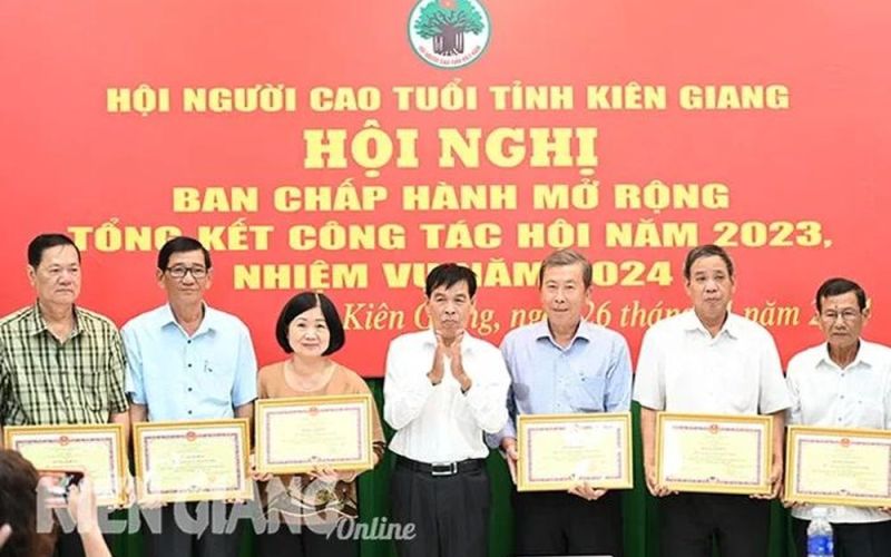 Cấp thẻ bảo hiểm y tế cho 143.078 người cao tuổi