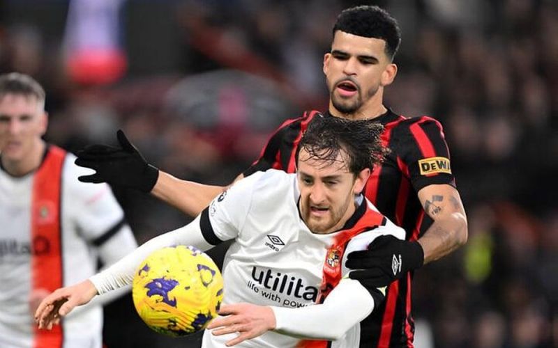 Cầu thủ gục xuống sân nghi đột quỵ, trận đấu tại Ngoại hạng Anh bị tạm dừng