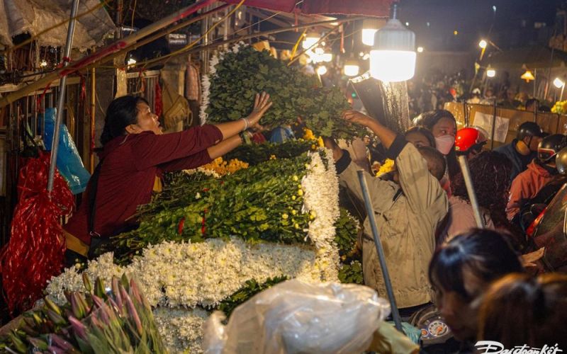 Chợ hoa lớn nhất Hà Nội đông nghịt người dịp Tết