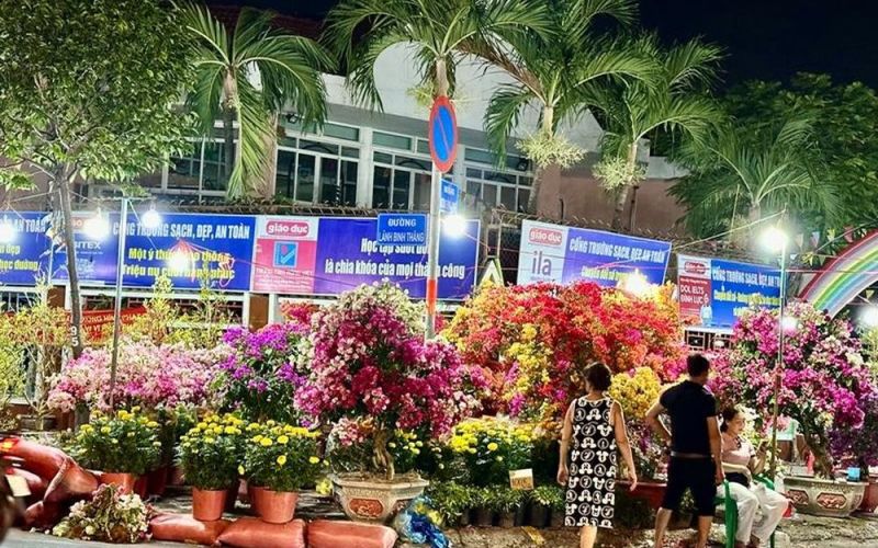 Chợ hoa nhộn nhịp ngày cận Tết