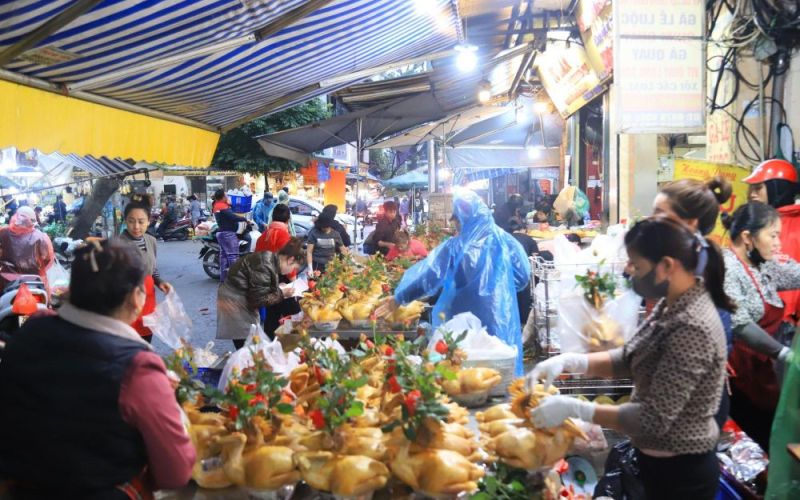 Chợ phố cổ Hà Nội tấp nập người mua gà ngậm hoa hồng cúng Rằm tháng Giêng