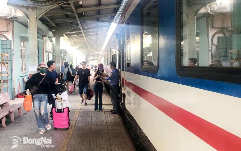 Chộn rộn thị trường vé tàu, xe, máy bay tết