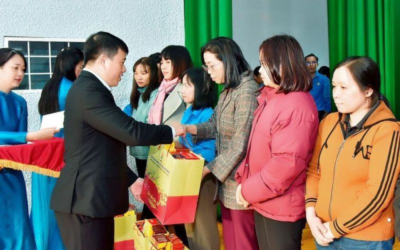Chủ tịch Hội đồng Dân tộc của Quốc hội Y Thanh Hà Niê K'đăm thăm, tặng quà đoàn viên, người lao động có hoàn cảnh khó khăn tỉnh Gia Lai