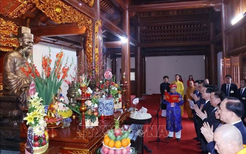 Chủ tịch nước dâng hương và khai bút đầu Xuân tại Khu lưu niệm Nguyễn Trãi