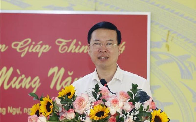 Chủ tịch nước thăm, động viên tặng quà gia đình chính sách tại huyện Hồng Ngự