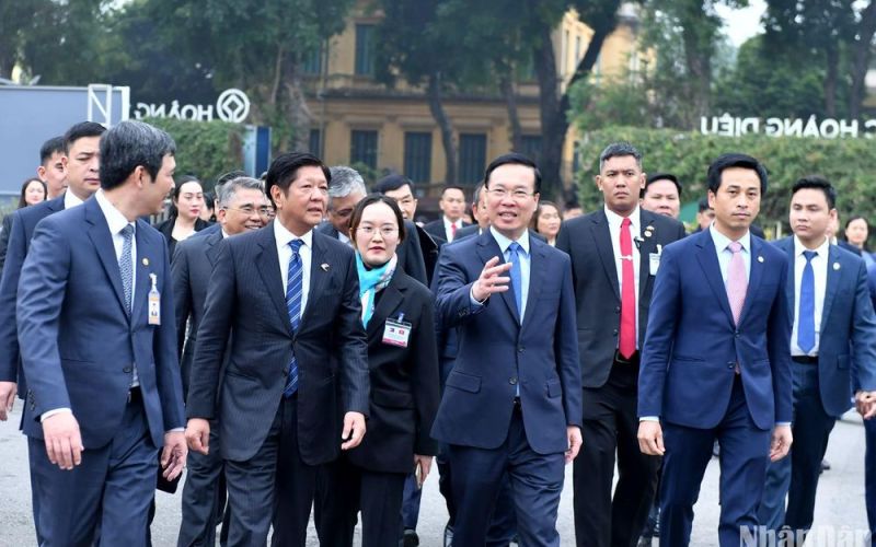 Chủ tịch nước Võ Văn Thưởng và Tổng thống Philippines Ferdinand Marcos Jr. tham quan Hoàng thành Thăng Long