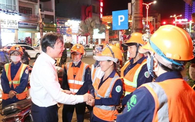 Chủ tịch UBND tỉnh Gia Lai chúc Tết công nhân vệ sinh môi trường