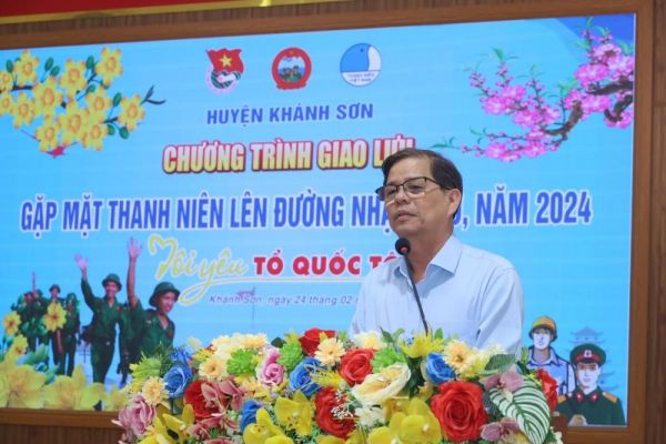 Chủ tịch UBND tỉnh Nguyễn Tấn Tuân tham dự chương trình giao lưu gặp mặt thanh niên lên đường nhập ngũ tại huyện Khánh Sơn