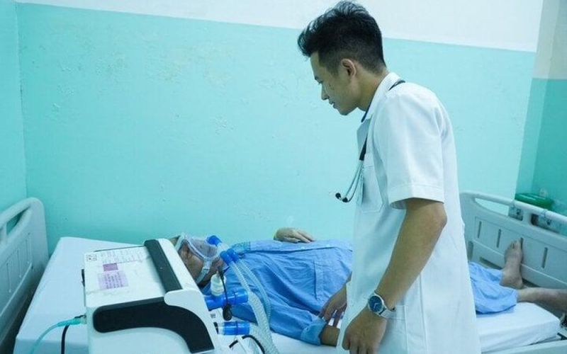 Chữa khỏi cho cụ ông phải ngủ ngồi suốt 7 tháng