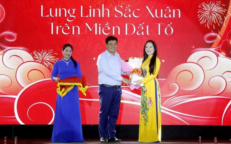 Chương trình nghệ thuật 'Lung linh sắc xuân trên miền Đất Tổ'