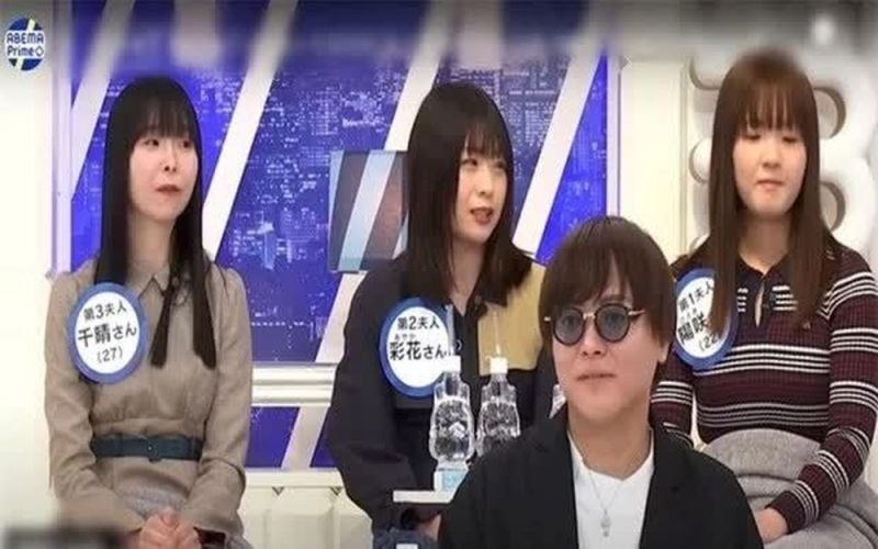 Chuyện lạ có thật, người đàn ông sống với 4 vợ và 2 bạn gái