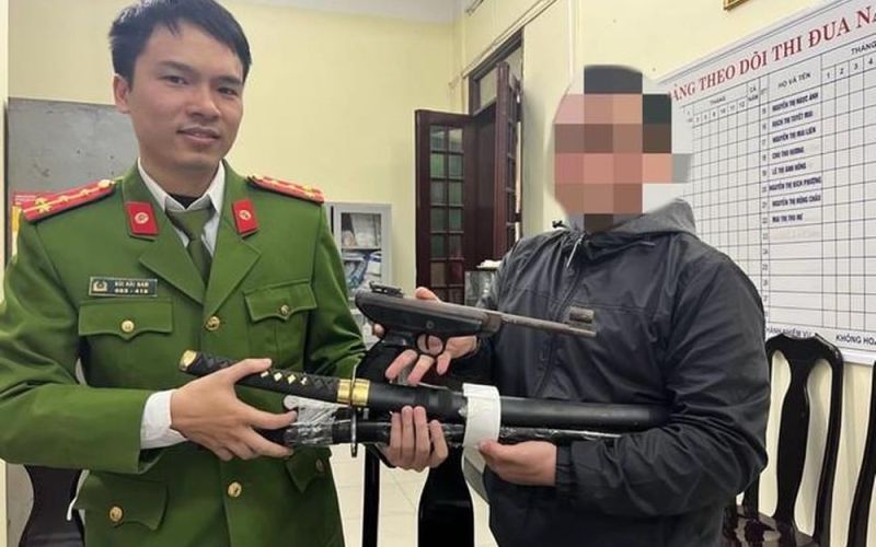 Công an Hà Nội kiên trì vận động, thu hồi vũ khí, vật liệu nổ, công cụ hỗ trợ