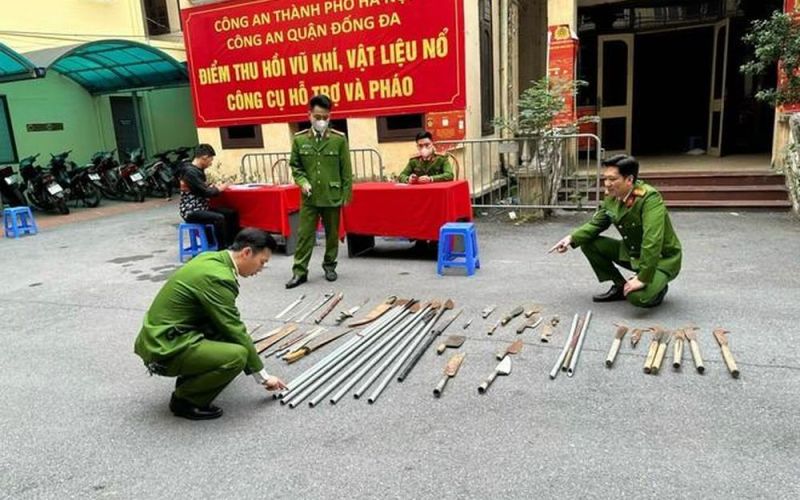Công an quận Đống Đa thu hồi nhiều vũ khí vật liệu nổ, công cụ hỗ trợ và pháo