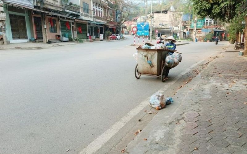 Công nhân môi trường ra quân xử lý rác sinh hoạt sau Tết